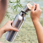 Pandoo Nerezová fľaša na vodu s bambusovým viečkom 750 ml