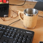 Pandoo Dvojstenný nerezový hrnček na kávu a čaj s bambusovým povrchom 280 ml